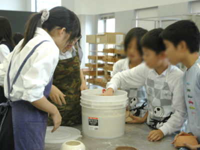 白島小学校陶芸講座の作品の施釉を行いました