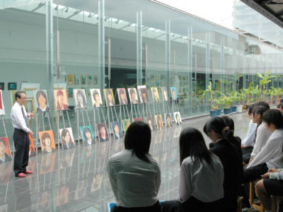 ２年生「油絵による自画像」の講評会をしました