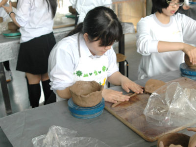 １年生「陶芸（茶碗の制作）」
