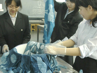 藍染めによるエプロンの制作を行いました