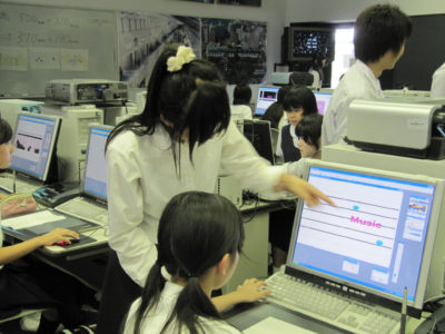 中学生対象美術講座（コンピュータグラフィックス）レポート