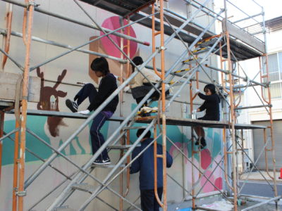廿日市駅前通り商店会（けん玉通り商店街）壁画制作中です