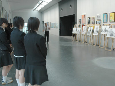 3年生専門授業「美術創造」　デッサン講評の様子