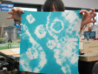 ３年生工芸の授業で藍生葉染めを行いました