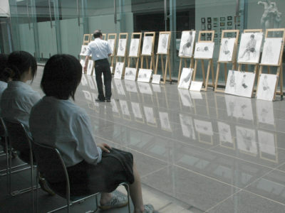 デッサンの講評を行いました（3年授業・美術創造）