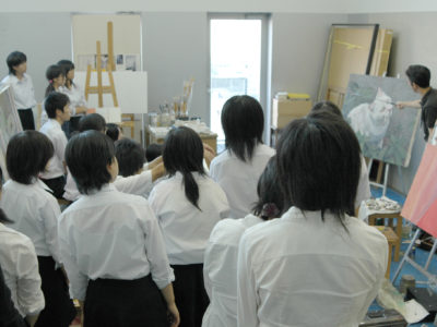 １年生油絵中間講評会を実施しました