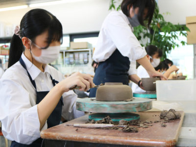 創造表現コース授業レポート「１年生 陶芸〜お茶碗の制作」