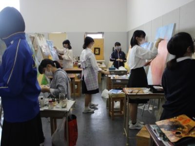 創造表現コース授業レポート「１年生授業　油絵、フォトリアリズム」