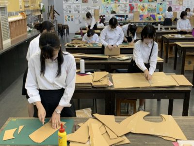 創造表現コース授業レポート「3年生授業 ビジュアルデザイン 〜スツールのデザインと制作〜」