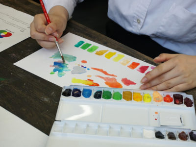 創造表現コース授業レポート「1年生授業 静物着彩～身近な物の色を探ろう～」