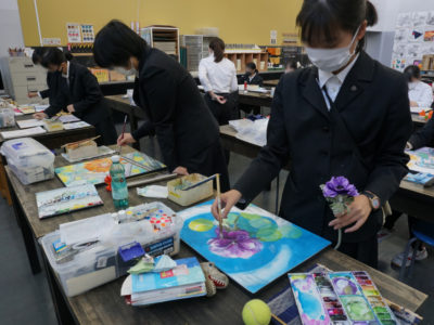 創造表現コース授業レポート「2年生授業 透明水彩 ～技法や配色を使って自由に表現する～」