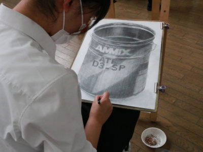 美術部1年生課題　～オイル缶のデッサン～
