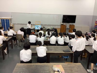 2年生授業「モチーフと文字を組み合わせた構成」の講評会を行いました。