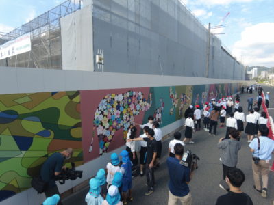 新サッカースタジアム壁画完成見学会に参加しました。